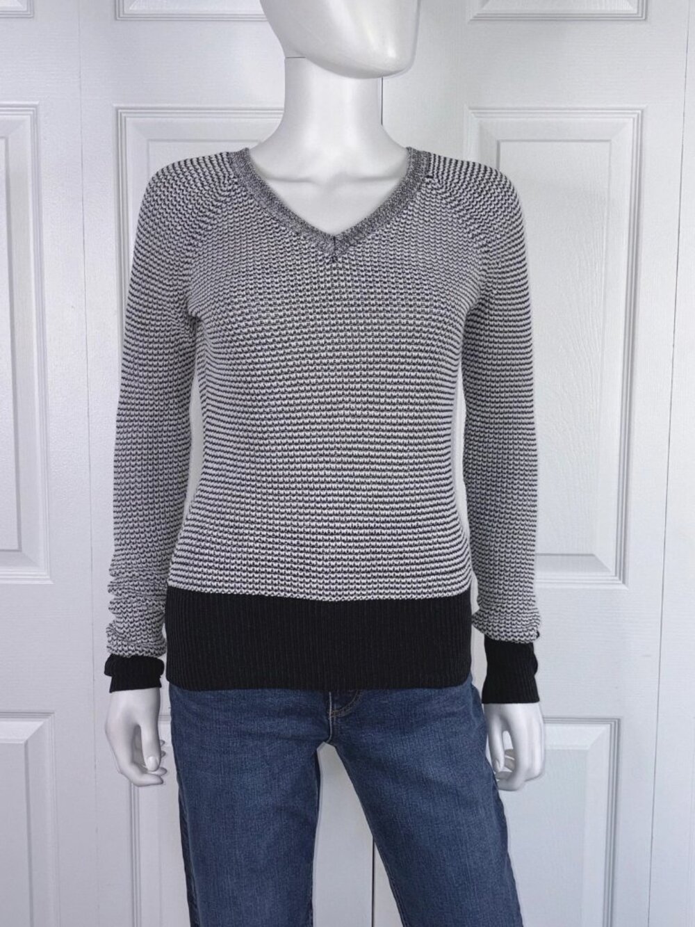CALVIN KLEIN women's V-neck knit sweater size XS